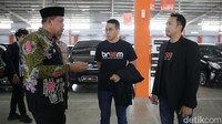 Tri Adhianto Tjahyono Walikota Bekasi berbincang dengan Claussen Sindhuwinata COO Broom dan Pandu Adi Laras CEO & Co-Founder Broom saat peluncuran dealer resmi BroomHive di Jatiasih, Kota Bekasi, Jawa Barat, Kamis (25/5/2023). 
