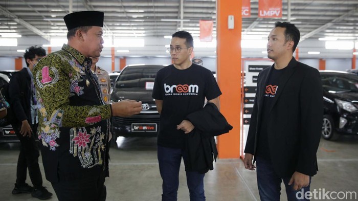 Berburu Mobil Bekas di Showroom BroomHive Platform ekosistem showroom mobil bekas, Broom.id meluncurkan dealer BroomHive di Jatiasih. Peresmian showroom dihadiri Walikota Bekasi Tri Adhianto Tjahyono.