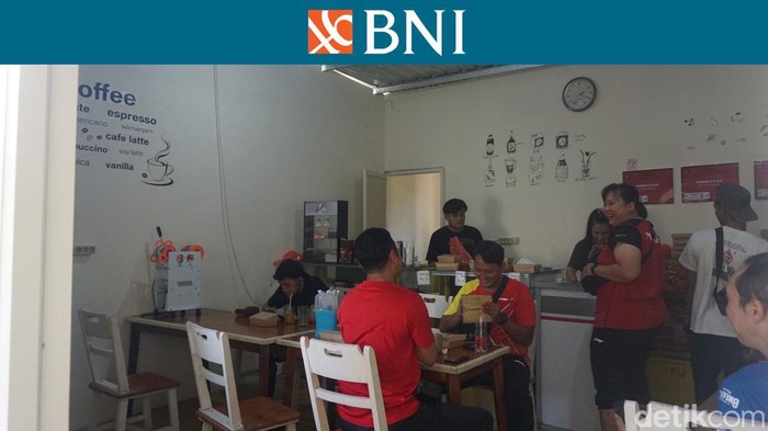 Kantin di GOR Merr Badminton Court ramai pembeli