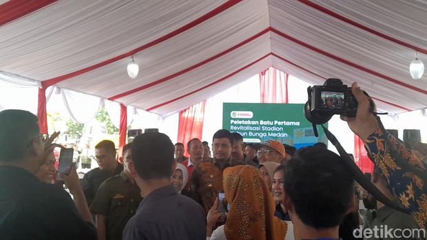Bobby Nasution saat diteriaki Gubsu oleh relawan pedukungnya di Pilkada Medan 2020. (Nizar Aldi/detikSumut)