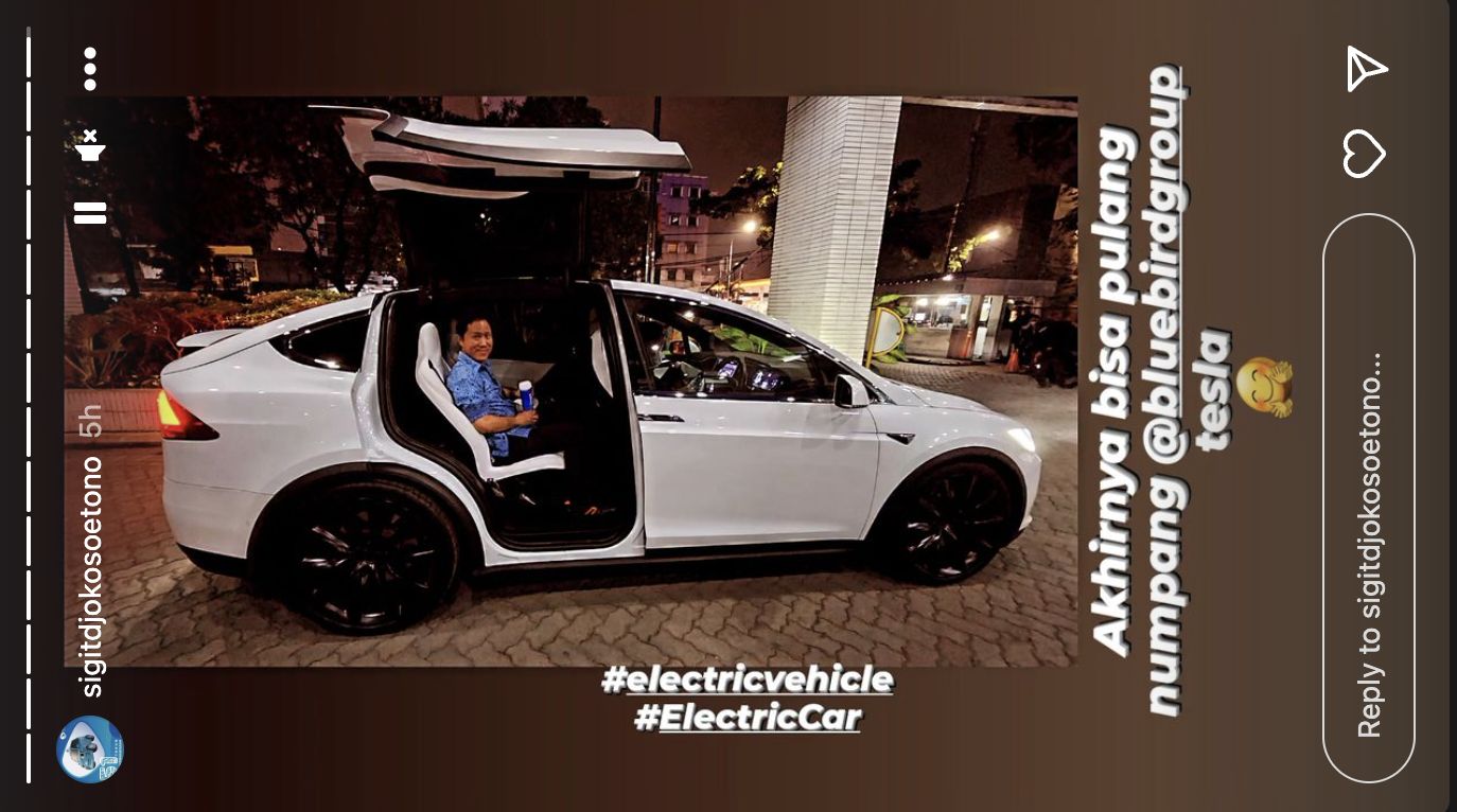 Bos Blue Bird Pulang Nyamar Jadi Sopir Taksi Naik Tesla