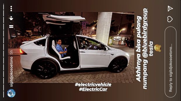 Bos Blue Bird Pulang Nyamar Jadi Sopir Taksi Naik Tesla