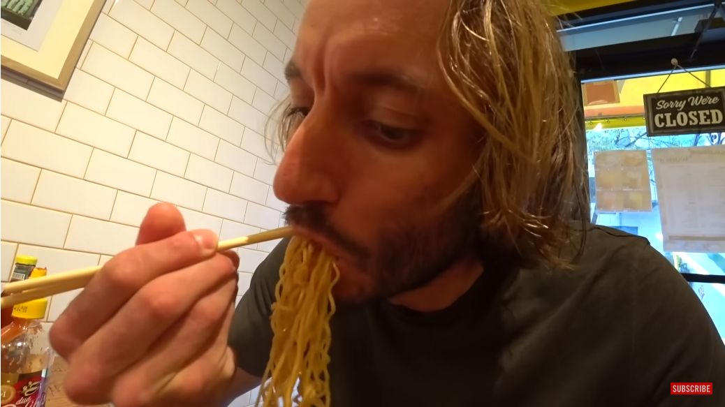 Bule mencoba Indomie goreng dengan topping kornet dan telur di warkop New York, Amerika Serikat