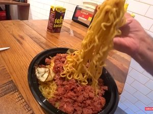 Bule Cicip Indomie di Warkop hingga Cara Bikin Makanan yang Menjijikkan