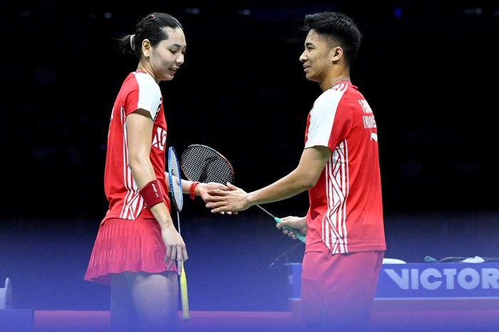 Indonesias Dejan Ferdinansyah (R) and Gloria Emanuelle Widjaja react after a point against Thailands Dechapol Puavaranukroh and Sapsiree Taerattanachai during their mixed doubles match at the Sudirman Cup world badminton championships in Suzhou in Chinas eastern Jiangsu province on May 18, 2023. (Photo by WANG Zhao / AFP)