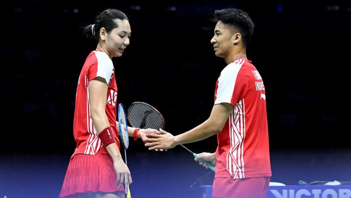 Indonesias Dejan Ferdinansyah (R) and Gloria Emanuelle Widjaja react after a point against Thailands Dechapol Puavaranukroh and Sapsiree Taerattanachai during their mixed doubles match at the Sudirman Cup world badminton championships in Suzhou in Chinas eastern Jiangsu province on May 18, 2023. (Photo by WANG Zhao / AFP)