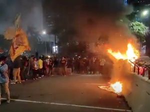 Demo Mahasiswa di Kawasan Patung Kuda Diakhiri Aksi Bakar Ban