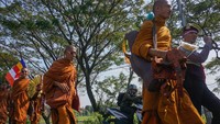 Sebanyak 32 biksu berjalan melewati jalan nasional Pantai Utara (Pantura) Pemalang-Pekalongan dalam ritual perjalanan Thudong dari Kota Nakhon Si Thammarat Thailand menuju Candi Borobudur.  