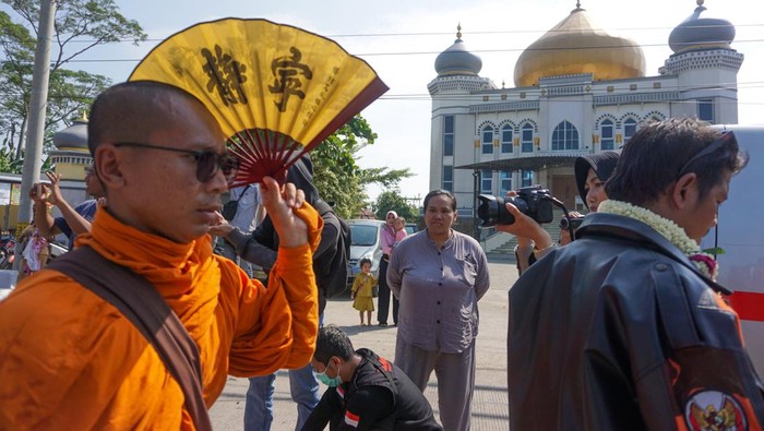 Diiringi TNI-Polri, Biksu Thailand Sudah Sampai di Pantura Pekalongan Sejumlah biksu berjalan dengan diiringi polisi, TNI, dan berbagai relawan saat mengikuti ritual Thudong di Kabupaten Pekalongan, Jawa Tengah, Kamis (25/5/2023). Sebanyak 32 biksu berjalan melewai jalan nasional Pantai Utara (Pantura) Pemalang-Pekalongan dalam ritual perjalanan Thudong dari Kota Nakhon Si Thammarat Thailand menuju Candi Borobudur dalam rangka menyambut Hari Raya Waisak pada 4 Juni 2023. ANTARA FOTO/Harviyan Perdana Putra/hp.