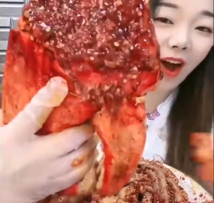 Merinding! 10 Food Vlogger Ini Nekat Mukbang Makanan Ekstrem