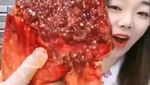 Merinding! 10 Food Vlogger Ini Nekat Mukbang Makanan Ekstrem