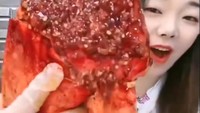 Wanita food vlogger ini terkenal dengan ukuran makanannya yang tak lazim. Salah satunya seperti capit kepiting yang lebih besar dari wajahnya. Foto: nstagram/weird_food_mukbang