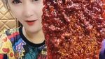 Merinding! 10 Food Vlogger Ini Nekat Mukbang Makanan Ekstrem