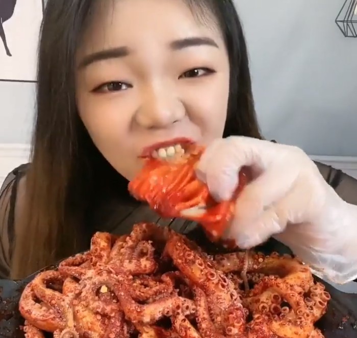 Merinding! 10 Food Vlogger Ini Nekat Mukbang Makanan Ekstrem