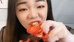 Merinding! 10 Food Vlogger Ini Nekat Mukbang Makanan Ekstrem