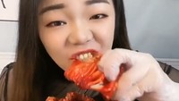Memilih seafood sebagai bahan mukbangnya, wanita ini memasak dengan bumbu yang tak biasa. Potongan kaki gurita dan bahan lainnya dilengkapi dengan saus pedas yang membakar lidah. Foto: nstagram/weird_food_mukbang