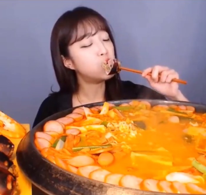 Merinding! 10 Food Vlogger Ini Nekat Mukbang Makanan Ekstrem