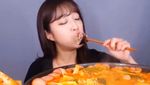 Merinding! 10 Food Vlogger Ini Nekat Mukbang Makanan Ekstrem