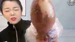 Merinding! 10 Food Vlogger Ini Nekat Mukbang Makanan Ekstrem