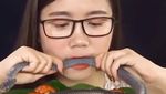 Merinding! 10 Food Vlogger Ini Nekat Mukbang Makanan Ekstrem