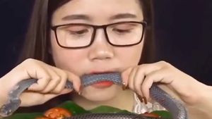 10 Aksi Nekat Vlogger Mukbang Ekstrem, Makan Kepala Babi hingga Ular