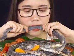 Merinding! 10 Food Vlogger Ini Nekat Mukbang Makanan Ekstrem