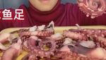 Merinding! 10 Food Vlogger Ini Nekat Mukbang Makanan Ekstrem