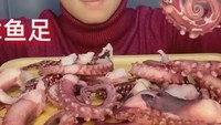 Seorang food Vlogger pria ini melakukan aksi ekstrem dengan melahap gurita. Ukuran guritanya juga tak main-main, sampai memenuhi meja seperti ini. Foto: nstagram/weird_food_mukbang