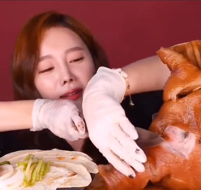Merinding! 10 Food Vlogger Ini Nekat Mukbang Makanan Ekstrem