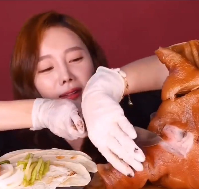 Merinding! 10 Food Vlogger Ini Nekat Mukbang Makanan Ekstrem