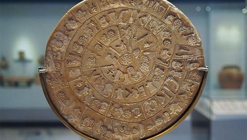 Mirip dengan manuskrip Voynich, Piringan Phaistos adalah piringan yang terbuat dari tanah liat yang mungkin dibuat pada Zaman Perunggu. Menurut banyak ilmuwan, tidak ada teori yang sah tentang apa yang sebenarnya dibaca oleh cakram ini. Sudah banyak upaya untuk membacanya dalam berbagai bahasa tetapi semuanya gagal. Sekarang, salah satu teori menyatakan bahwa itu mungkin adalah permainan papan. Penelitian terbaru menduga cakram itu mungkin melambangkan doa kepada dewi kesuburan. Foto: Reddit