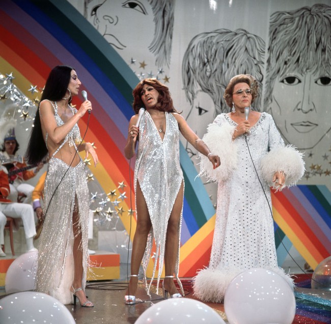 Mulai masuk ke era disko, gaun sequin mendominasi kostum panggung Tina Turner. Namun, belahan tinggi pada bagian rok tetap dipertahankan. Adalah Bob Mackie, desainer kostum andalan Tina sekaligus sahabatnya, Cher. (Foto: CBS via Getty Images)