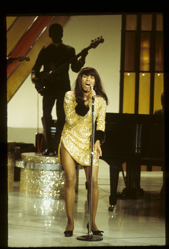Dari gaun panjang, gaya Tina Turner berevolusi menjadi lebih minim dengan deretan terusan-terusan pendek yang mengekspos kakinya. Terutama setelah lagu duetnya dengan sang mantan suami, Ike Turner, yang berjudul ‘Proud Mary’ meledak pada awal 1970-an. (Foto: ABC Photo Archives/Disney General Entertainment Content via Getty Images)