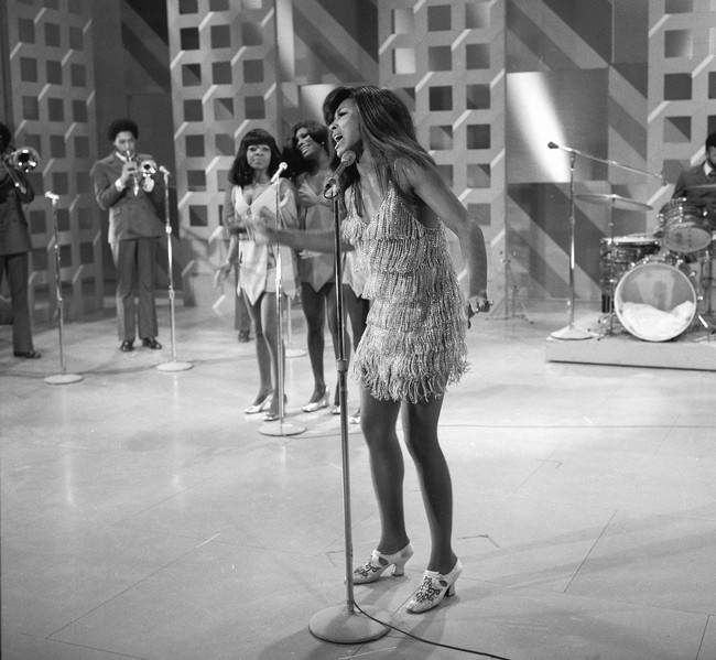 Gaun minim memudahkan Tina Turner menari energik mengikuti tempo lagu ‘Proud Mary’ yang berangsur-angsur cepat. Detail fringe semakin memperindah penampilannya secara visual. (Foto: CBS Photo Archive/Getty Images)