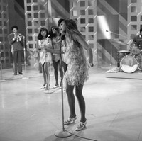 Gaun minim memudahkan Tina Turner menari energik mengikuti tempo lagu ‘Proud Mary’ yang berangsur-angsur cepat. Detail fringe semakin memperindah penampilannya secara visual. (Foto: CBS Photo Archive/Getty Images)