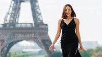 Senyum manis Gisel yang seksi dengan gaun hitamnya. Foto: SweetEscape Global Photography/Instagram Gisel