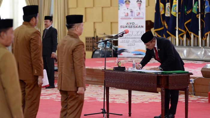 Gubernur Sumut Edy Rahamyadi saat melantik 64 pejabat di Medan. (Foto: Biro Humas dan Keprotokolan)