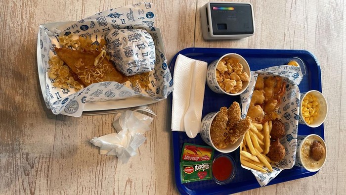 Indonesia kembali kedatangan satu restoran fastfood terbesar di dunia. Long John Silver’s, restoran seafood cepat saji asal AS kini buka di kawasan Gading Serpong, Tangerang.