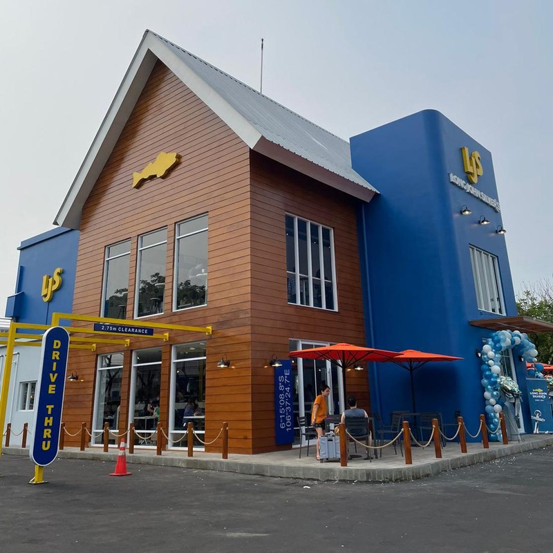 Indonesia kembali kedatangan satu restoran fastfood terbesar di dunia. Long John Silver’s, restoran seafood cepat saji asal AS kini buka di kawasan Gading Serpong, Tangerang.
