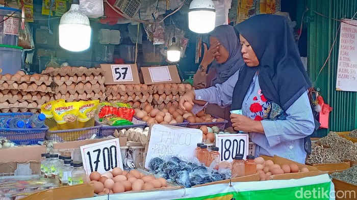 Harga telur ayam di Jambi melonjak naik. (Ferdi Almunanda/detikSumut)