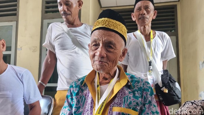 Harun, calon jemaah haji tertua yang berangkat dari Asrama Haji Embarkasi Surabaya (AHES)