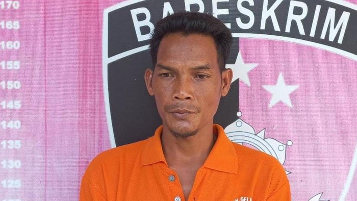 Hendri, tersangka pembunuhan tetangganya sendiri menggunakan parang.