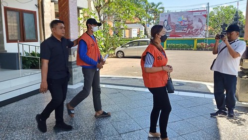 Dua tersangka kasus korupsi pengadaan rumbing (hiasan kepala Kerbau pacuan/pekepungan) pada Dinas Pariwisata dan Kebudayaan Jembrana saat dilimpahkan ke Kejari Jembrana, Kamis (25/5/2023). (I Putu Adi Budiastrawan/detikBali)