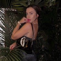 “Di atas karpet merah Festival Film Cannes ke-76, saya datang dengan gaun berwarna bendera negara kami dan menuangkan cat merah ke diri saya sendiri. Saya menggunakan kesempatan ini dan dengan aksi ini saya ingin mengingatkan apa yang sedang terjadi di Ukraina!!!” tulisnya di unggahan foto Instagram. Foto: Instagram/@ilonachernobai