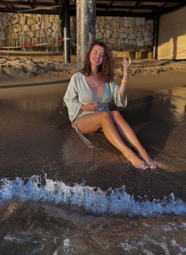 Wanita berambut cokelat ini juga kerap mengunggah foto saat dia berbusana minim sambil memasang pose seksi. Foto: Instagram/@ilonachernobai