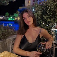 Tak hanya untuk memperlihatkan foto seksi, Instagram juga dijadikannya platform untuk memberikan tutorial olahraga ringan yang bisa diikuti di rumah. Foto: Instagram/@ilonachernobai