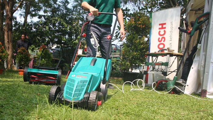 Ini Alat yang Bikin Berkebun Jadi Asyik Andrew Ho, Home & Garden Business Development Manager Bosch for Asia Pacific (kiri) dan Riza Ferdiansyah, Country Business Director Power Tools Bosch Indonesia (kanan) dan dalam acara Peluncuran Bosch Home & Garden di Jakarta, Kamis (25/5/2023).