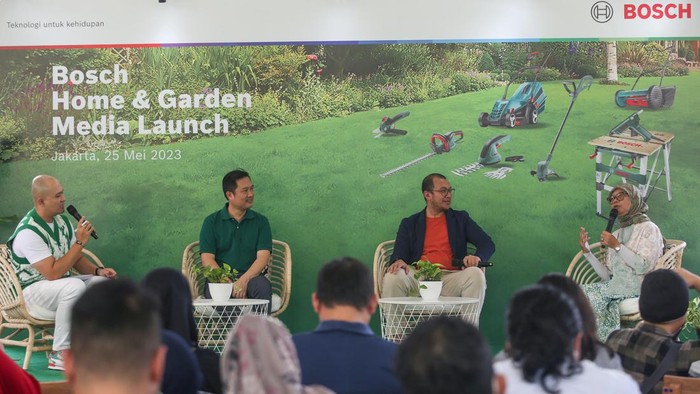 Ini Alat yang Bikin Berkebun Jadi Asyik Andrew Ho, Home & Garden Business Development Manager Bosch for Asia Pacific (kiri) dan Riza Ferdiansyah, Country Business Director Power Tools Bosch Indonesia (kanan) dan dalam acara Peluncuran Bosch Home & Garden di Jakarta, Kamis (25/5/2023).
