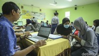 Cara-cara pengajuan akun sebagai berikut, pertama buka situs https://ppdb.jakarta.go.id/#/, lalu pilih Ajuan Akun pada menu PPDB Online jenjang Sekolah Menengah Atas (SMA) atau Sekolah Menengah Kejuruan (SMK), kemudian Masukkan nomor SIDANIRA (nomor SIDANIRA didapat melalui Prapendaftaran PPDB di situs ini https://sidanira.jakarta.go.id/prapendaftaran), selanjutnya masukkan nama lengkap, tanggal lahir, jenis kelamin, dan kode keamanan, klik Lanjutkan. Lalu, isi biodata siswa dan data-data lainnya yang diminta pada bagian Info Peserta, Kemudian, unggah berkas berupa Kartu Keluarga, Selanjutnya, lakukan cek ulang data peserta, setelah selesai, akun PPDB 2023 DKI Jakarta sudah dibuat.
