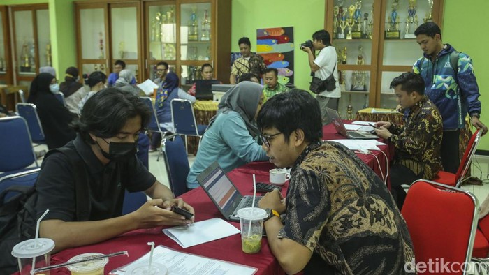 Intip Suasana PPDB 2023 di SMAN 70 Jakarta Pemerintah Provinsi DKI Jakarta telah membuka posko layanan PPDB 2023 mulai dari SD, SMP hingga SMA. Salah satunya di gelar di SMAN 70 Jakarta.